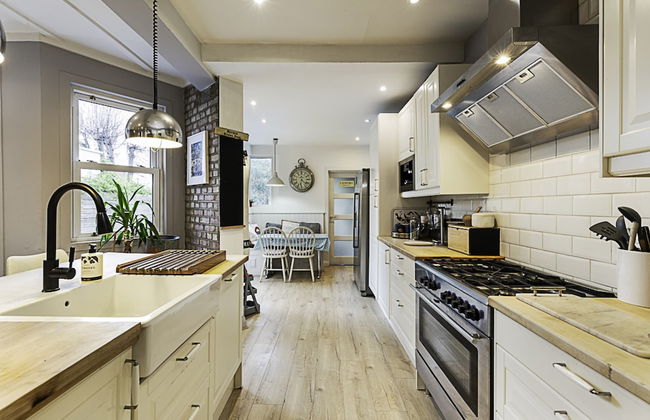 Gorgeous 4-bed Home With a Fireplace and Terrace - Foto 11