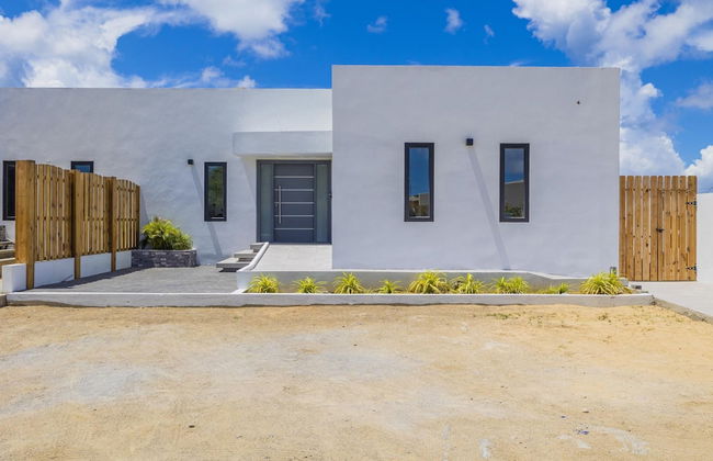 Brand NEW 3BR w Private Pool Walk to Palm Beach - Photo 32