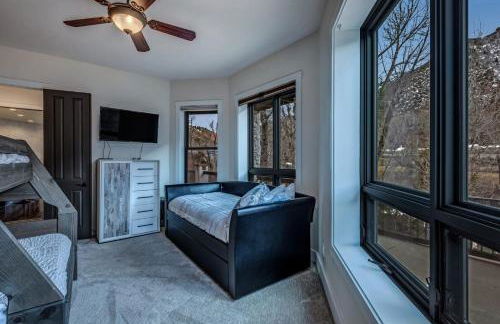 Cozy mountain home w riverfront patio - Foto 69