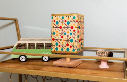 Mid-Century Modern Themed Home with Outdoor Hot Tub - Foto 48