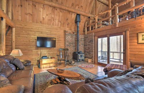 Rustic Madison Treehouse Cabin with Game Room! - Foto 2