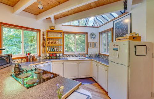 Enchanting Escape with Hot Tub, Decks and Views! - Foto 5