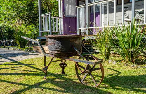 Loft Americano para Casais - Lareira Externa, Rio no Terreno, Rede Suspensa e Churrasqueira - Foto 21