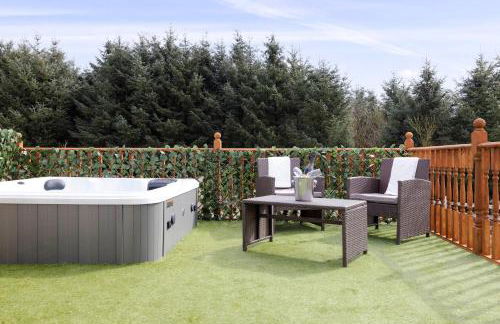 JOIVY Greenknowes Cottage with Hot Tub & Fireplace - Photo 16