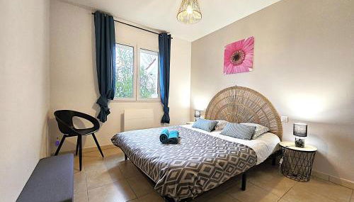 Le Parc Jean Édouard - Spa avec jacuzzi privé - Superbe villa 4 chambres - 9 couchages - 6 lits - Poêle - Parking - Climatisation réversible- Terrasse ombragée et grand jardin - Foto 5, Garden view, towels, wardrobe