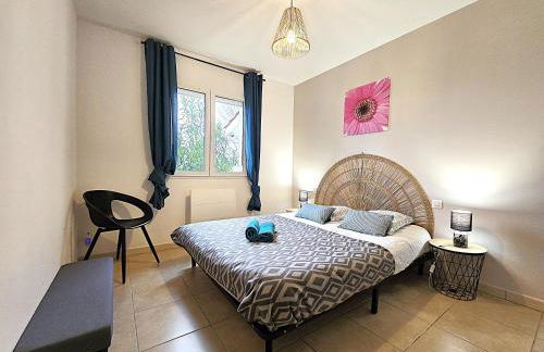 Le Parc Jean Édouard - Spa avec jacuzzi privé - Superbe villa 4 chambres - 9 couchages - 6 lits - Poêle - Parking - Climatisation réversible- Terrasse ombragée et grand jardin - Foto 5