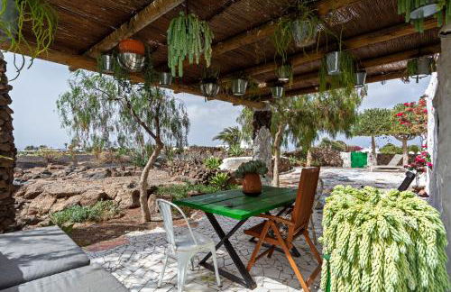 Bohemian Art House - 2BR in Yaiza & Garden - Photo 1