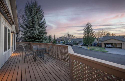 Modern Lodge with a Jacuzzi Tub - Photo 5
