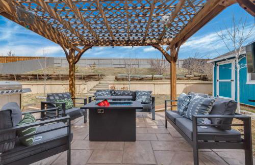Chic Family Retreat with Game Room backyard with fire pit and minutes to Downtown! - Photo 36