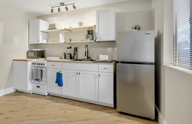 Modern Studio Apartment With Queen Bed - Photo 4