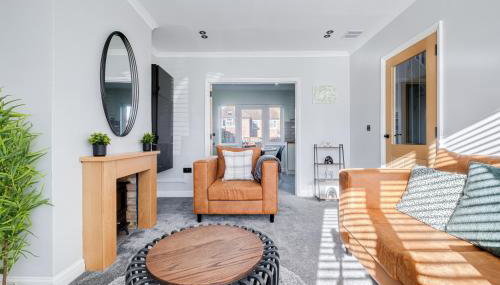 Stylishly decorated 3 bed house presented by Our Home Short Stays comfortable beds with crisp linen and plenty of outdoor space to enjoy - Foto 1