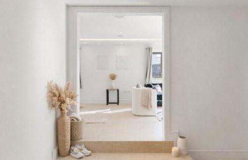 Exquisite 4BR Designer Home with Smart Features, Free Parking & SkyStream - Sleeps Up To 10 in Gerrards Cross SL9 - Photo 13