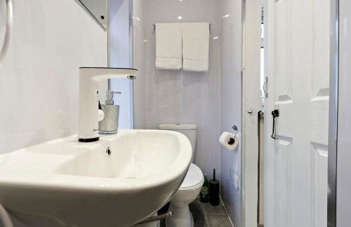 Cozy 1-Bedroom Apartment Steps from Bullring & Victoria Square - Foto 32