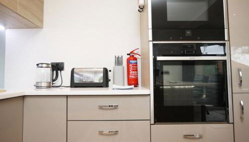 Is Y Coed Place By N And N Stays Ltd, Spacious 5 bed house in Wenvoe Cardiff, With Free Private Parking, Garden and WIFI - Foto 4