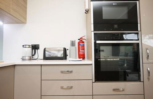 Is Y Coed Place By N And N Stays Ltd, Spacious 5 bed house in Wenvoe Cardiff, With Free Private Parking, Garden and WIFI - Photo 4