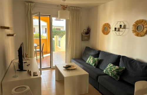 Bajo con jardín a pie de playa y piscina comunitaria con jacuzzi - Foto 16