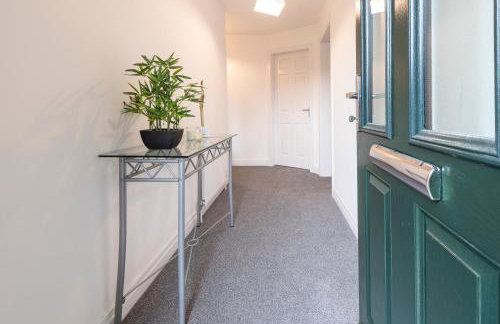 Large 2-Bedroom Bungalow near Airedale Hospital, Keighley, Convenient Location with Parking - Photo 14