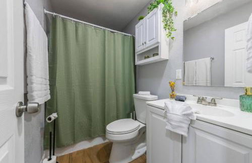 Mid century APT, KING bed + desk - Foto 31