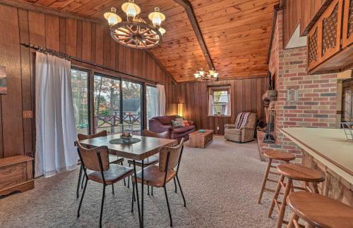 Less Than 3 Mi to Higgins Lake Roscommon Cabin with Deck - Foto 6