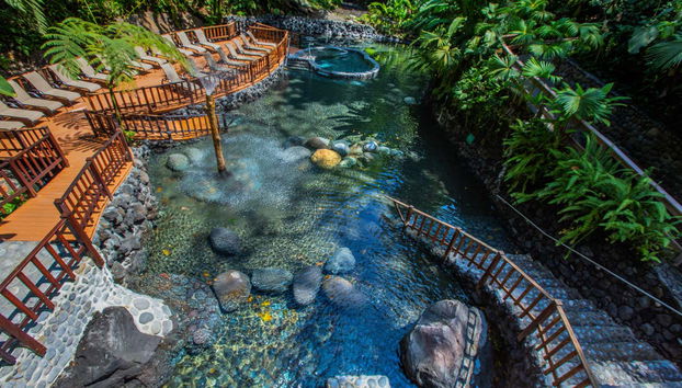 Vista aérea de una piscina en Ecotermales La Fortuna