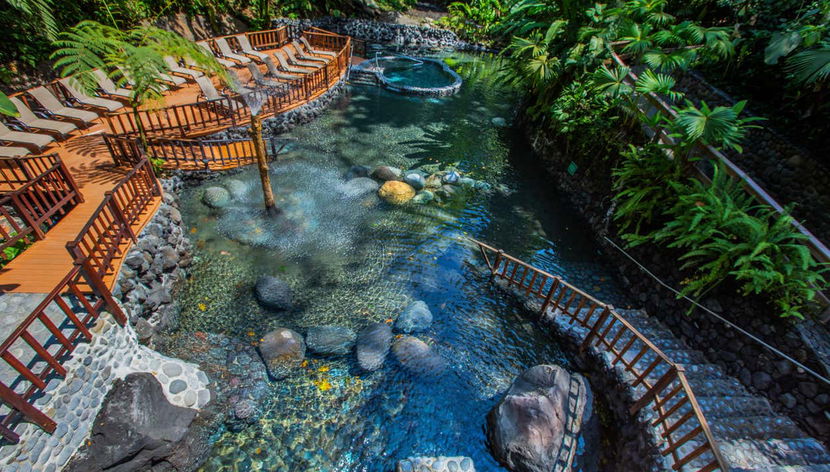 Excursión al volcán Arenal + Aguas termales - Foto 2, Vista aérea de una piscina en Ecotermales La Fortuna