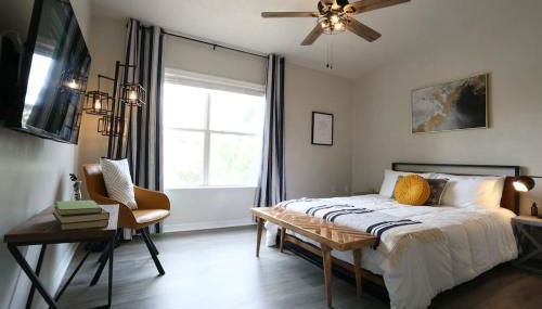 Renovated Modern Industrial Suite 2 BR Condo - Photo 4