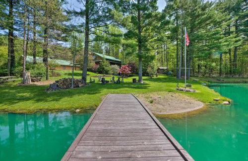 The Red Pine Cabin with Private Pond and Dock! - Foto 2