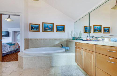 Oceanfront Castle with Hot Tub and Game Room - Foto 26