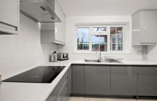 4 Bed House in Maidenhead, by ARP Homes, Driveway & Big Private Patio, Perfect Location for Business and Family Stays - Foto 23