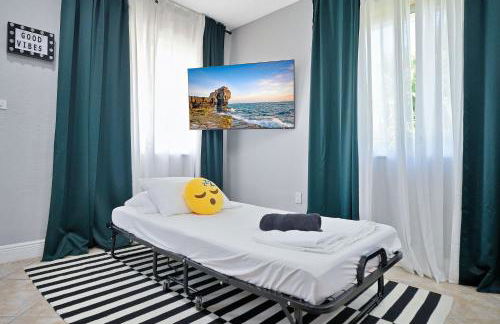 Vacay Spot Happy Escape 15 Min Beach Massage Shower Prime LOC! 6 blocks away from Bars, Nite Clubs, Res, Shops - Photo 20