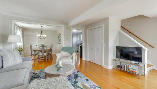 Walk to Beaches Sunny East Haven Home with Grill - Foto 3