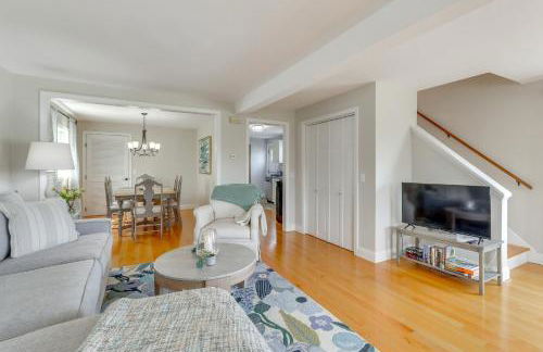 Walk to Beaches Sunny East Haven Home with Grill - Foto 3