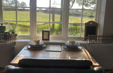 Motts Lodge - Photo 3