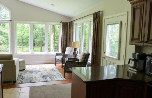 Large home with hot tub in serene wooded setting - Foto 43