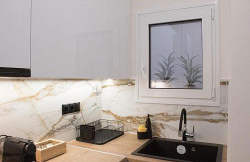 Rafina's PARADISE VIEW!!Walking access to the Port!!! Amazing Seaview!!!Steps from the Beach, 2 min walk!!WIFI 300Mbps! The Lux Seaside Retreat! - Foto 33