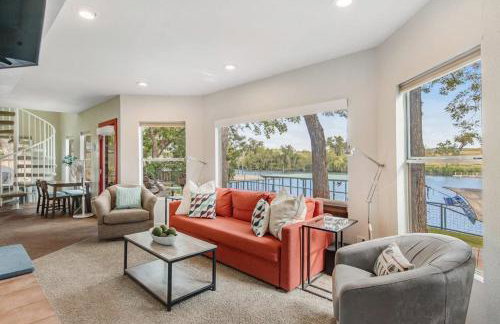 Two-Story Waterfront Retreat with Boat Dock, Two Firepits & Two Kayaks - Foto 2