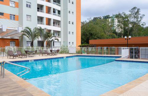 Apto a 10 min da Vila Germânica, dois quartos, salas de estar e jantar, cozinha completa, sacada com churrasqueira, Wi-Fi, Piscina, academia, mercadinho 24 horas e Vaga de garagem - Foto 12