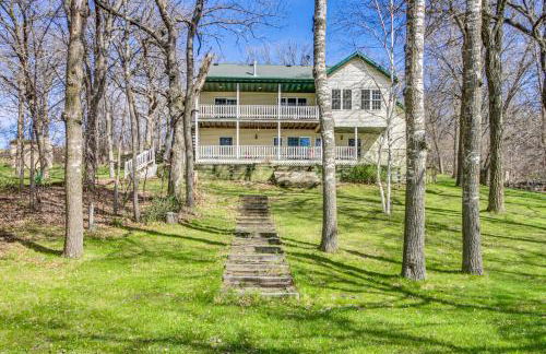 Pelican Rapids Lake House with Water Views and Dock! - Foto 35