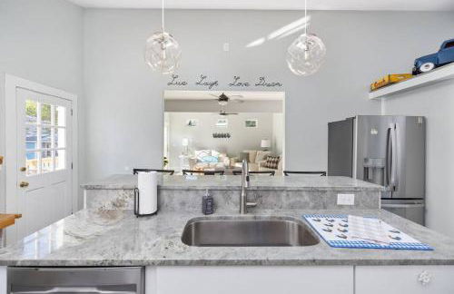 The Lyellton House: Water View, Steps from Beach - Foto 63