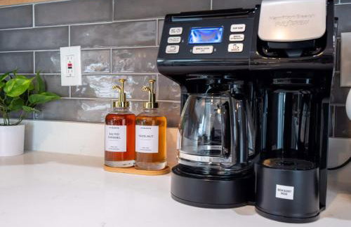 Hot Tub N64 Mins to Downtown Sleeps 8 - Foto 21