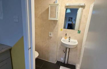 Ground Floor Studio Apartment in Gosport, Free Private Parking - Photo 3