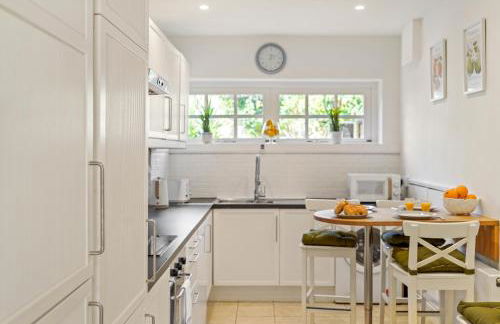 3 Bedroom Mews Home - Clapham Common - Free Private Parking - Sleeps 5 - Newly Refurbished - Sweetpea & Pillow Properties - Foto 10