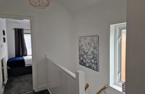 Stylish 4BR House, Sleeps 7, High-Speed Wi-Fi, Long Stay Friendly - Foto 15