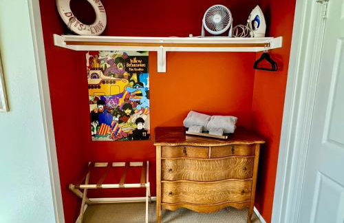 Epic Views, Huge House, Acres of J-Trees to explore, Hot Tub, Pool, AC, and Mini-Golf - Foto 47