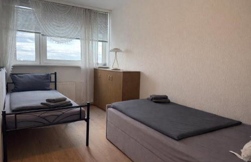 Zentrales Apartment für bis zu 6 Personen mit Balkon, Parkplatz, Waschmaschine & direkten Einkaufsmöglichkeiten - Foto 9