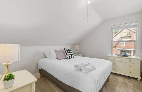 Deluxe 6 Bedroom 3 Min to Downtown w 2-car Driveway - Foto 71