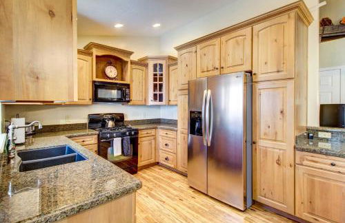 Winter Hikes and Ice Fishing Fun Cozy Show Low Home - Foto 9