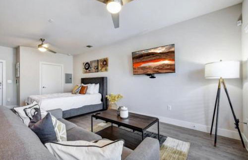 Luxurious Studio, Work from Home, Wifi, Riverwalk - Photo 3