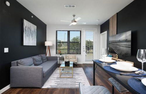 Modern 2BR Retreat- Prkng,Near Rvrwlk & Conv Ctr - Foto 63