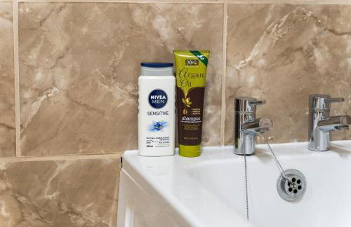 Luxury 2 Bedroom Apartment with Free Parking Opposite Queen Elizabeth Hospital - Photo 27